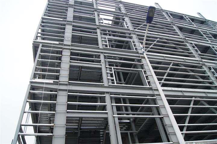 个旧高层钢结构的支撑布置与构造需要符合哪些规范